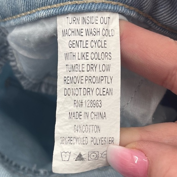 NWT Indigo Rein Distressed Super High Rise Shorts Light Wash Size 7/27 - Picture 8 of 8